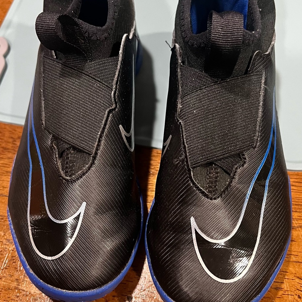 Nike Black and Blue Sneakers Modern Athletic Design